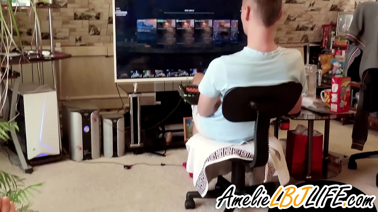 Pige onanerer med sexlegetøj for at kæresten kan spille computerspil