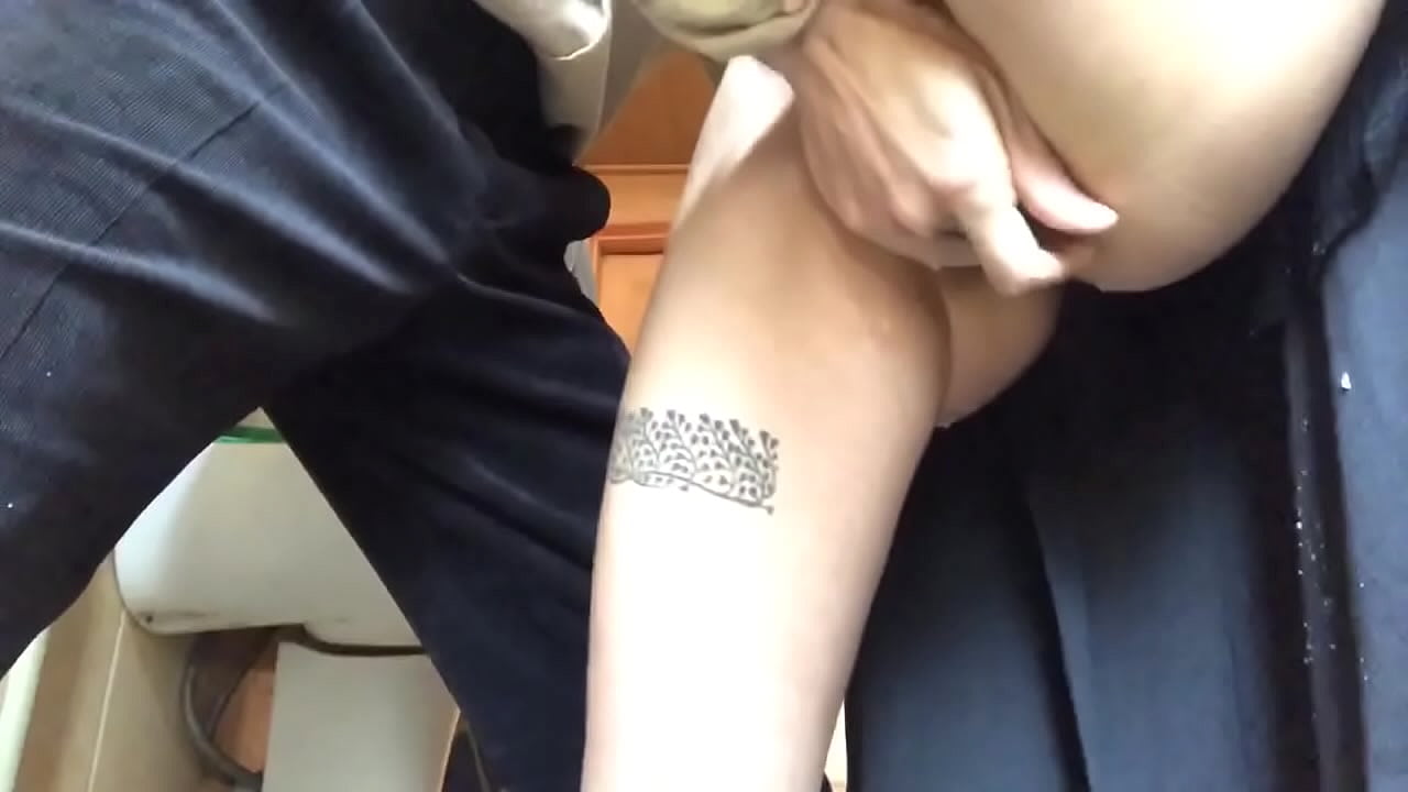 Squirt på skolens toilet, en rigtig skummende orgasme - min lærer gjorde sit bedste